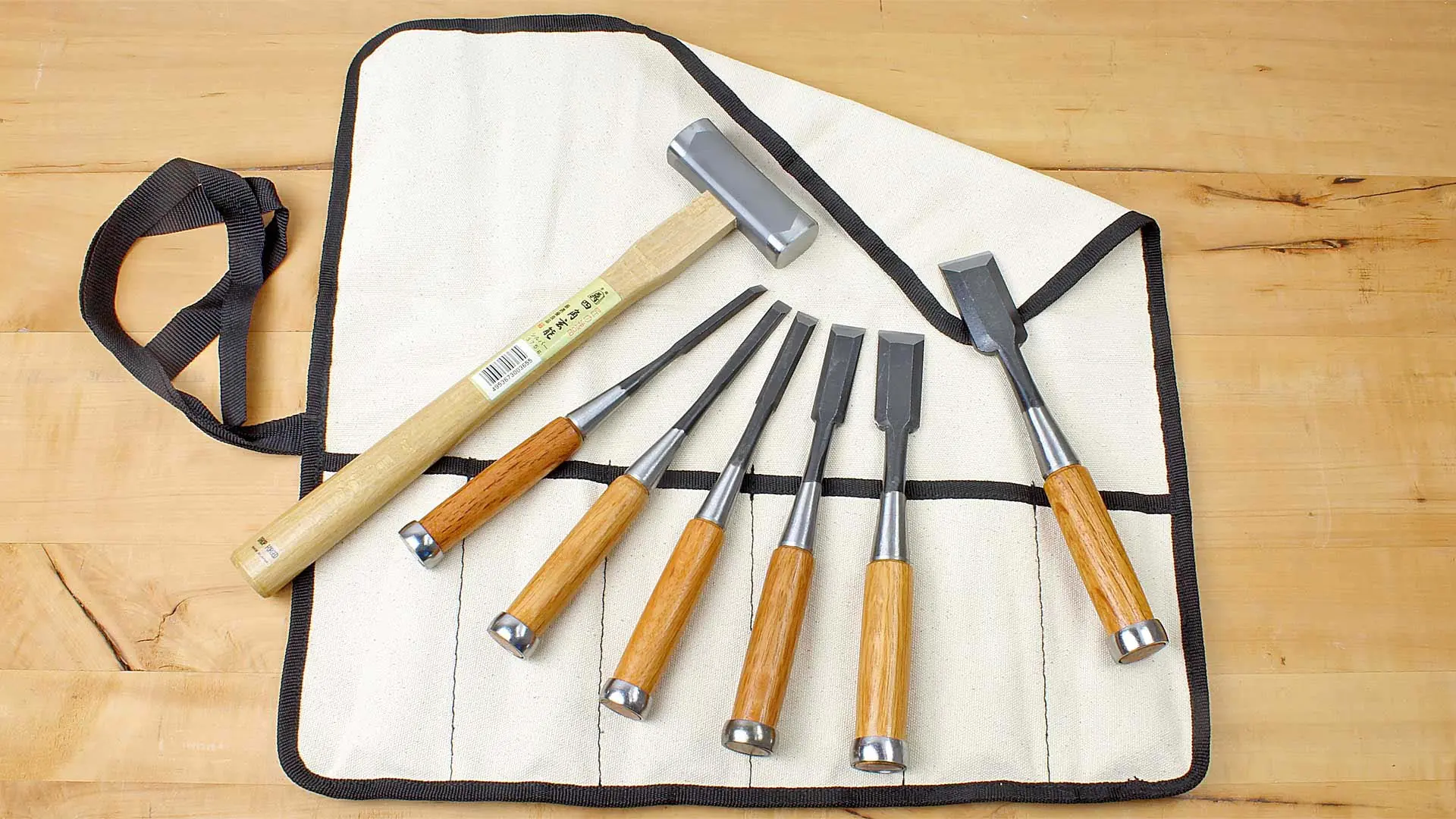 Coffret de 6 couteaux à bois Japonais 6-9-12-18-24-30mm dans un rouleau en toile HIKOZA et 1 marteau Japonais N. 309705