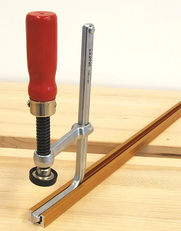 Serre-Joint pour Rail en T 120/60 mm avec Poignée en Bois Patin P.P. Inclue jUUMA Serre-Joint pour Rail en T 120/60 mm avec Poignée en Bois Patin P.P. Inclue jUUMA