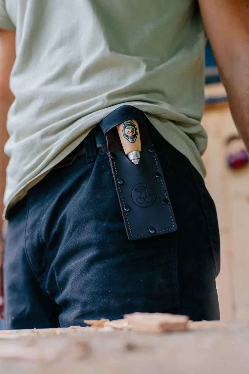 Ciseau court 35 mm dans un étui en cuir avec manche en hêtre KIRSCHEN