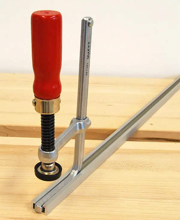 Serre-Joint pour Rail en T 120/60 mm avec Poignée en Bois Patin P.P. Inclue jUUMA Serre-Joint pour Rail en T 120/60 mm avec Poignée en Bois Patin P.P. Inclue jUUMA
