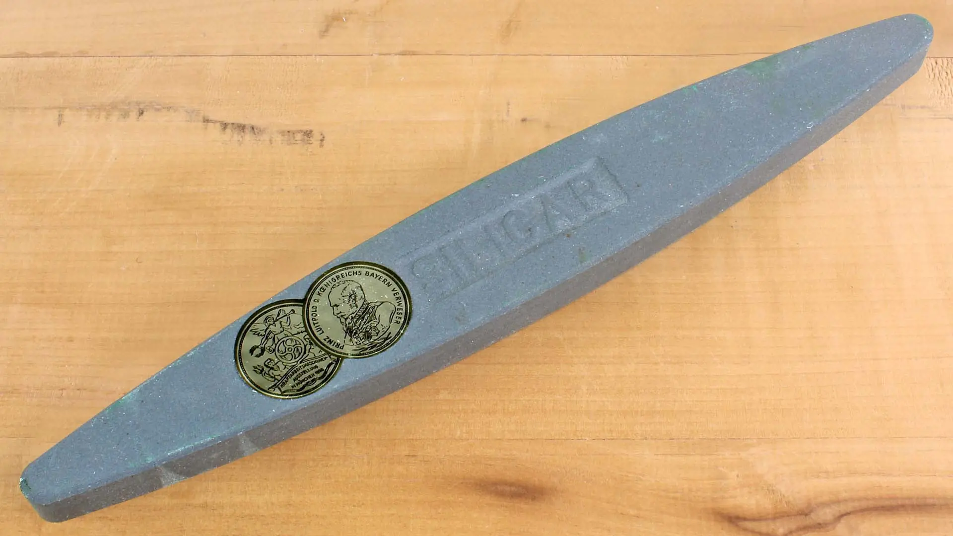 Pierre à aiguiser originale SILIKAR pour faux. Etiquette rouge Taille 260 x 36 mm Grain 400 fin