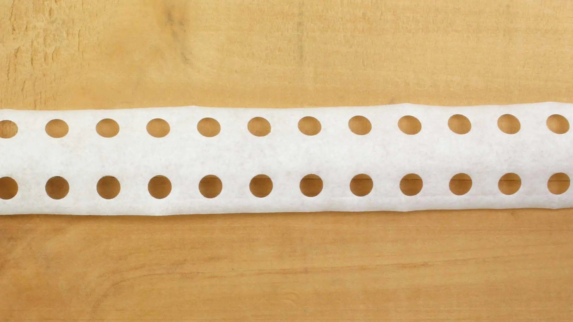 Ruban de Placage 20 mm Perforé 2 Trous Rouleau 200 m