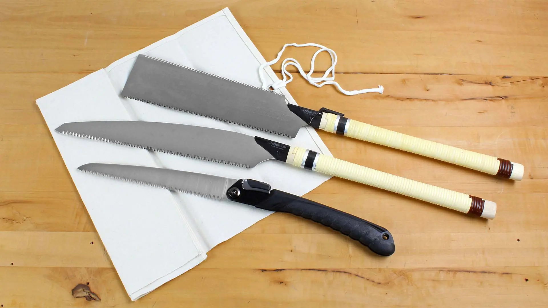 Coffret Charpentier de 3 Scies Japonaises avec1 Ryoba (309314), 1 Kariwaku (309306), 1 Scie pliable (316312) et 1 gaine en toile (309858)