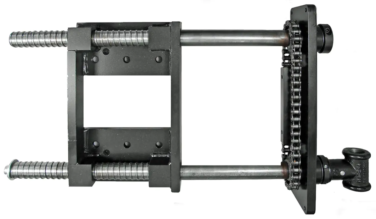 Étau avant robuste avec entrainement à chaîne. Longueur 480 mm Ouverture pour poignée 27 mm Étau avant robuste avec entrainement à chaîne. Longueur 480 mm Ouverture pour poignée 27 mm