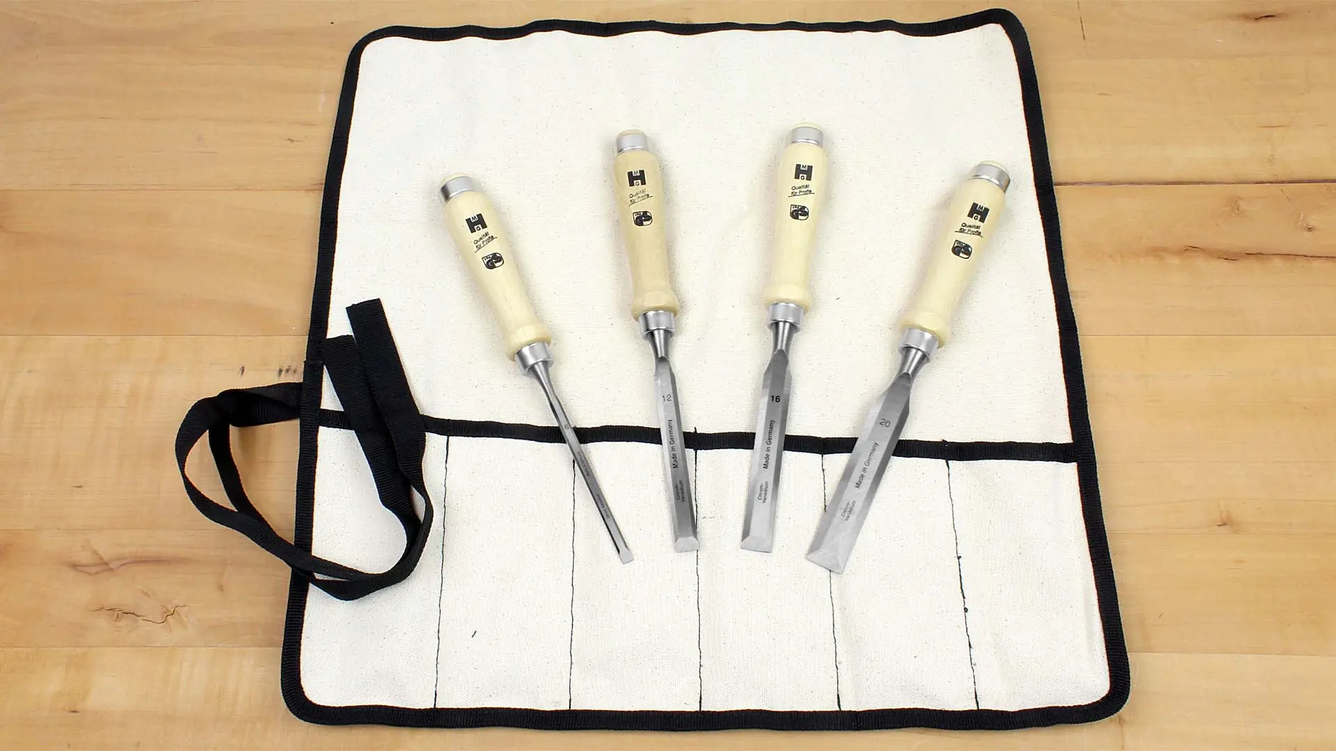 Ensemble de 4 Ciseaux MHG Lame Usinée Seulement avec une Poignée en Bois 6-12-16-20 mm Dans un Rouleau en Toile Ensemble de 4 Ciseaux MHG Lame Usinée Seulement avec une Poignée en Bois 6-12-16-20 mm Dans un Rouleau en Toile