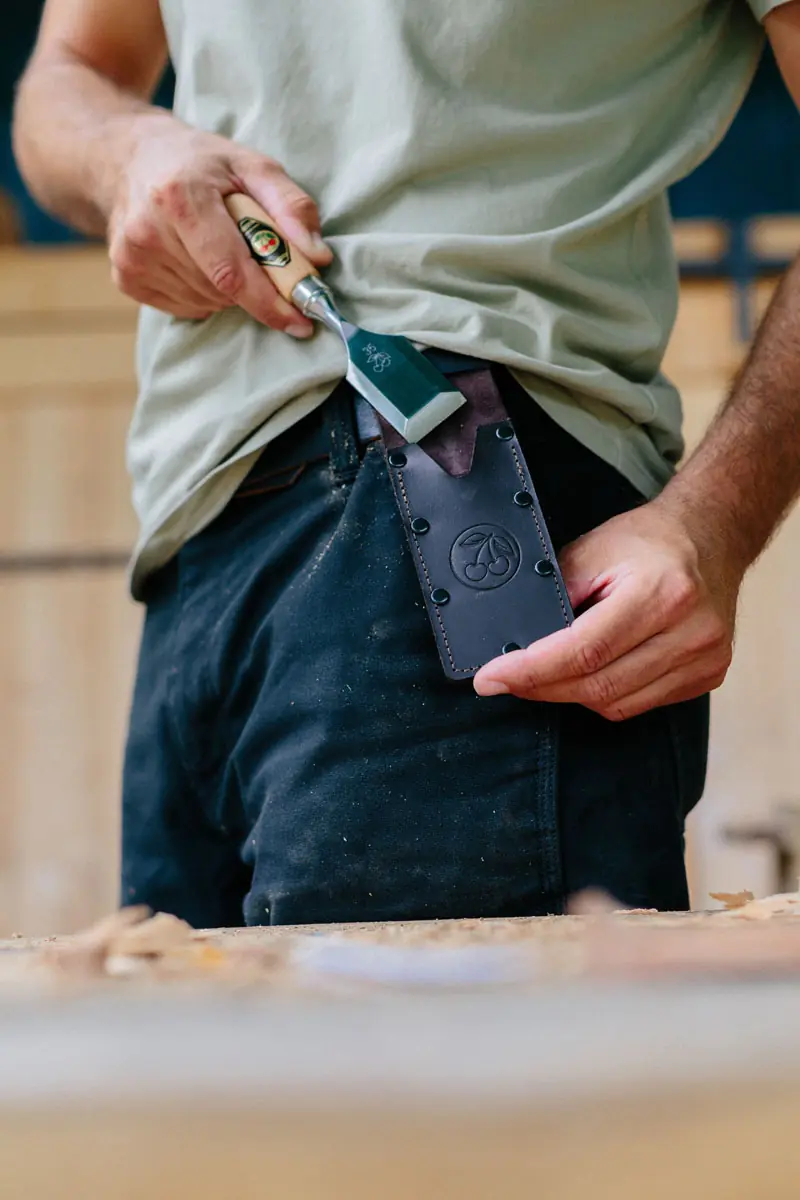 Ciseau court 35 mm dans un étui en cuir avec manche en hêtre KIRSCHEN