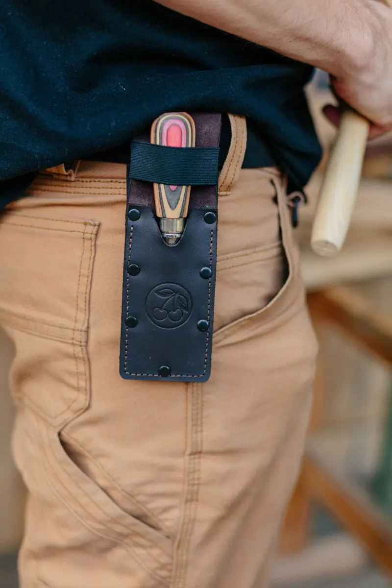 W.I.N.A.C. Burin court 35 mm dans un étui en cuir avec manche de skateboard KIRSCHEN