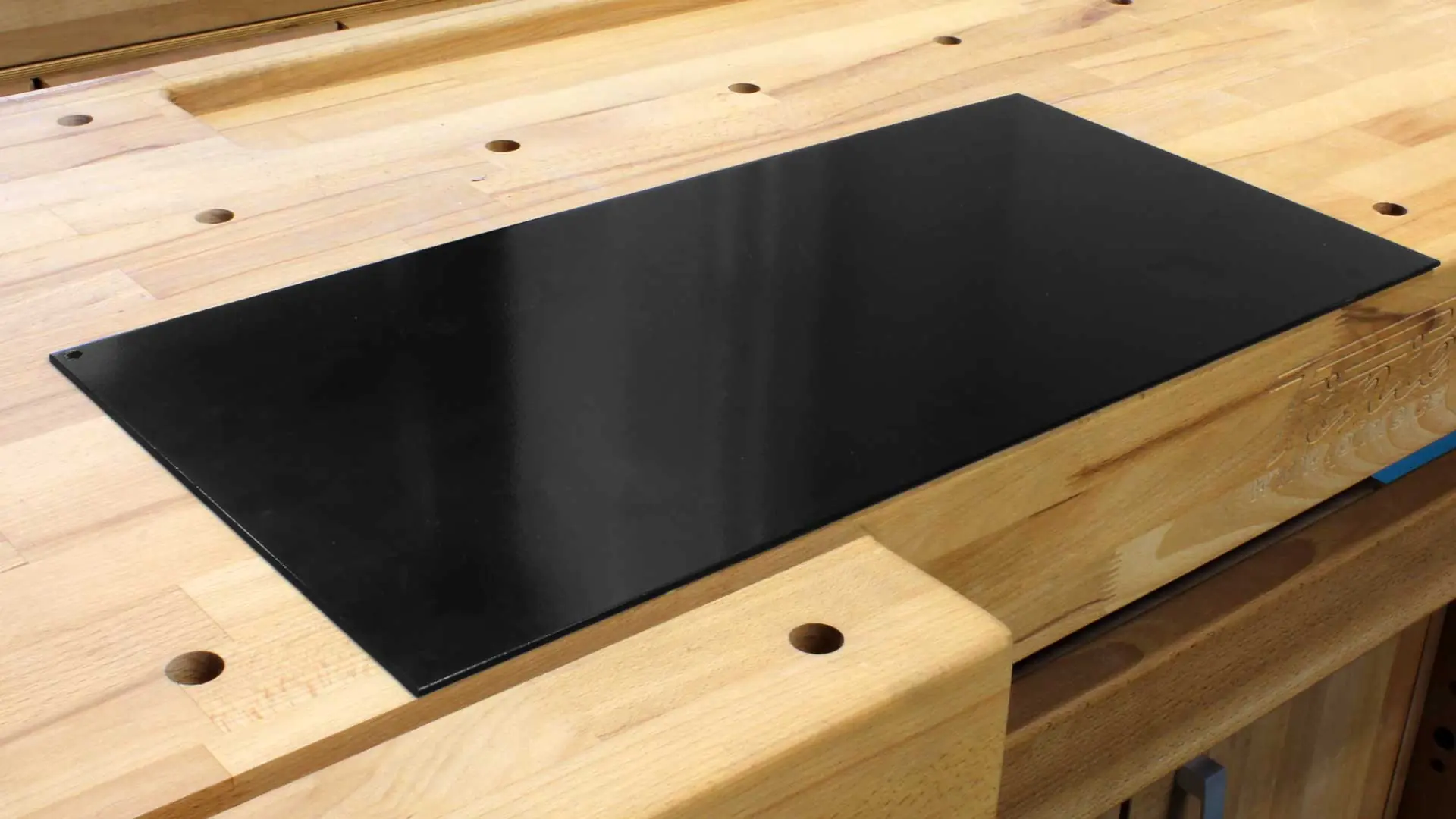 Plaque en Acier Moulé 600 x 300 mm pour Etabli PINIE avec Trous de 19 mm