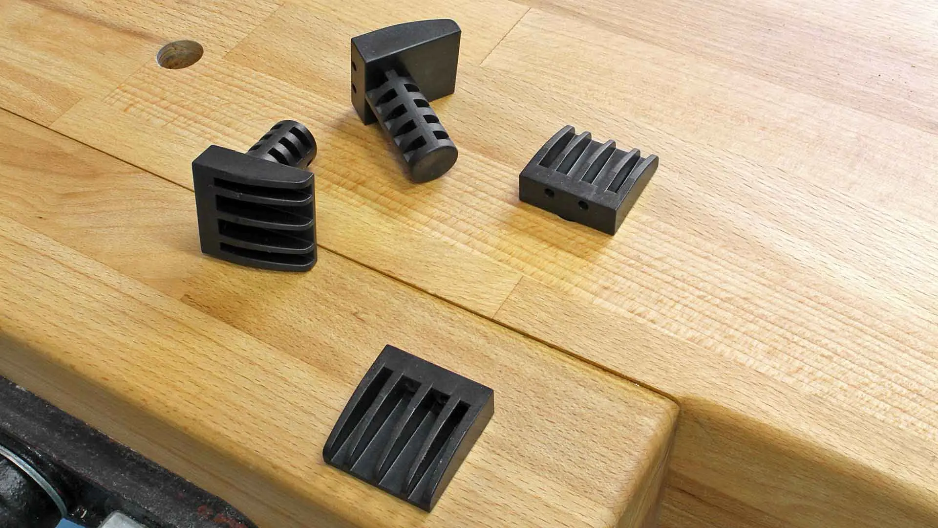 Bench dog en Plastique - Coffret de 4 pièces. Diamètre de la tige 3/4 de pouces (19mm). Longueur de la tige 1-1/2 pouces (38 mm)