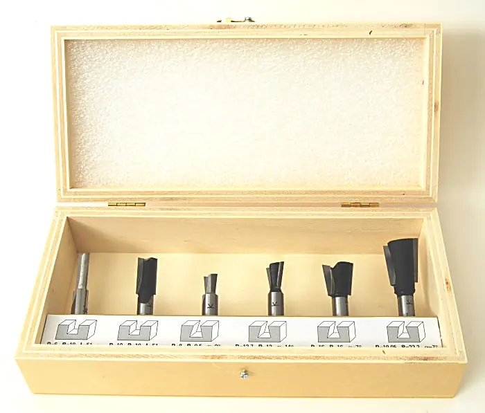 Ensemble de 6 Fraises (Coffret Mixte 3) dans une Boîte en Bois Contenant: 2 Fraises Droites 6-10 mm et 4 Fraises à Queue d'Aronde 8mm/9°-12.7 mm/14°-16mm/7°-19.05mm/7° KLEIN
