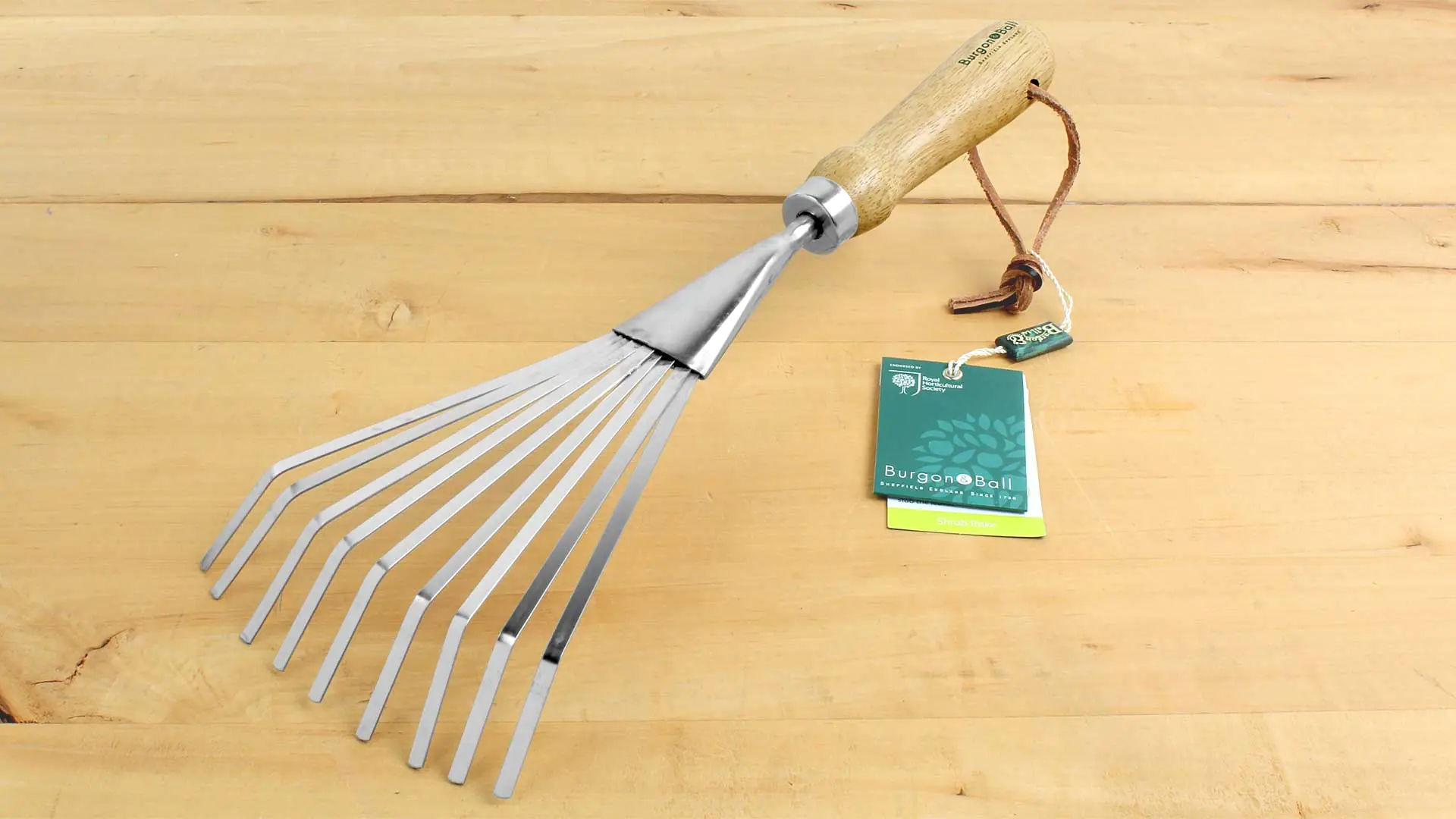 Râteau à arbuste en acier inoxydable avec manche en bois, longueur totale 410 mm = 16 po. BURGON & BALL