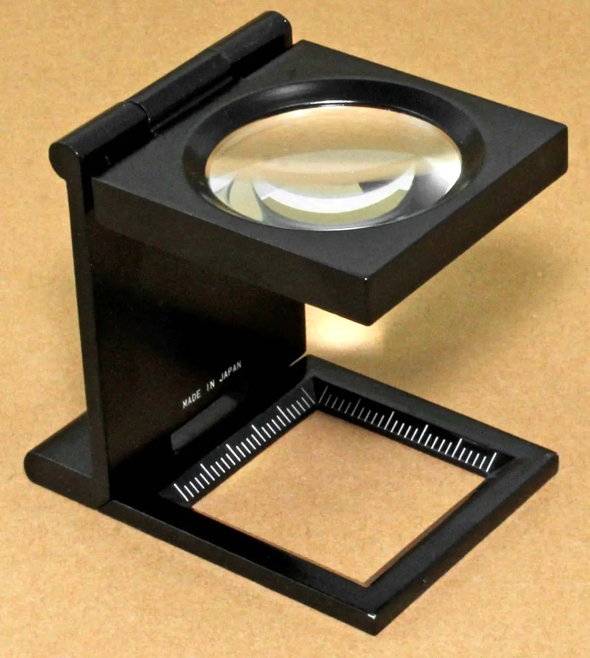 Petite Loupe pour Grossissement 6 Fois Diamètre de la Lentille 25 mm SHINWA
