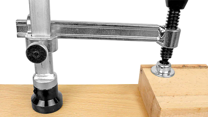 Éléments de serrage avec débattement variable