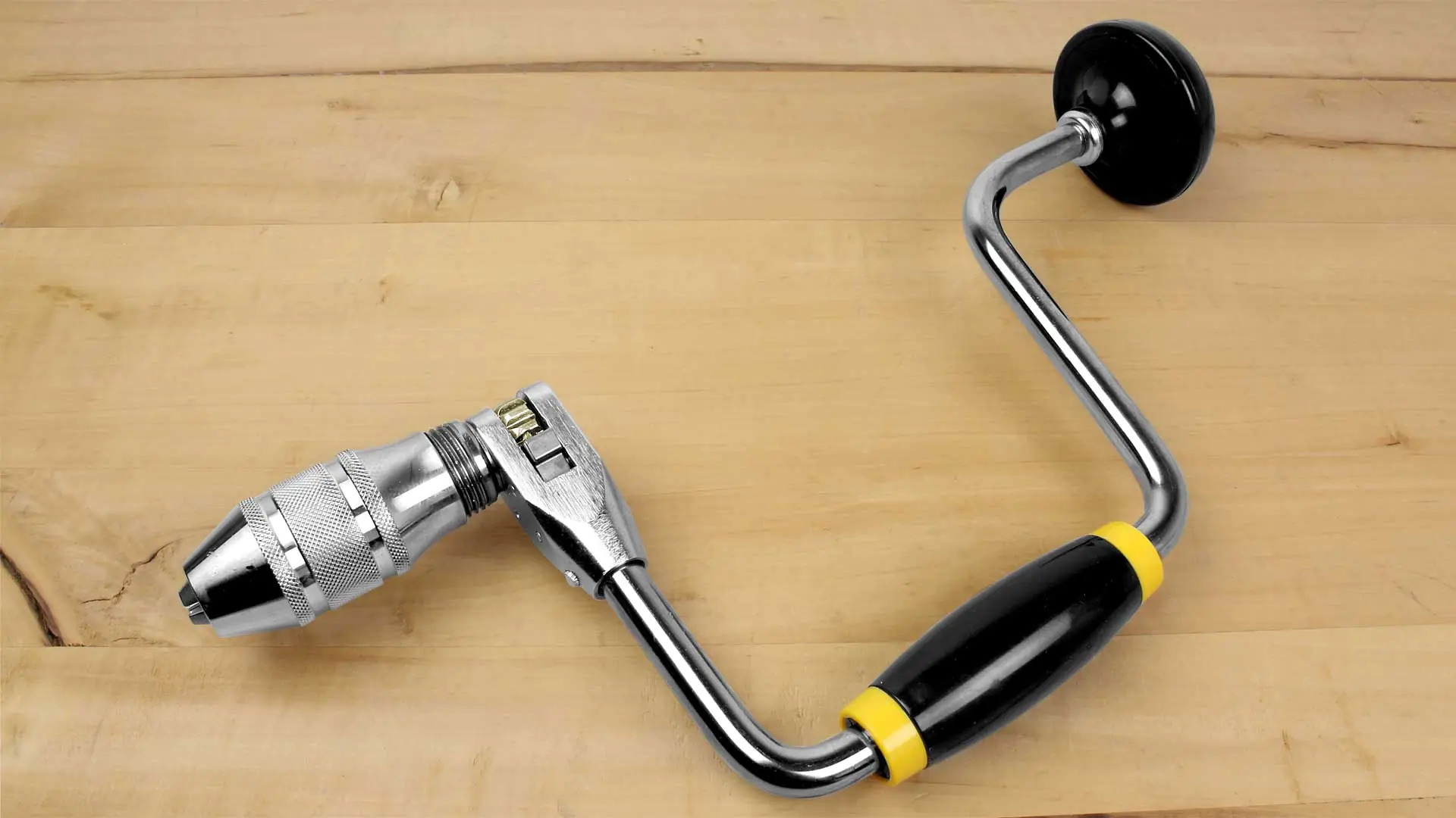 Perceuse manuelle avec mandrin à quatre mâchoires et bouton et poignée en plastique Perceuse manuelle avec mandrin à quatre mâchoires et bouton et poignée en plastique