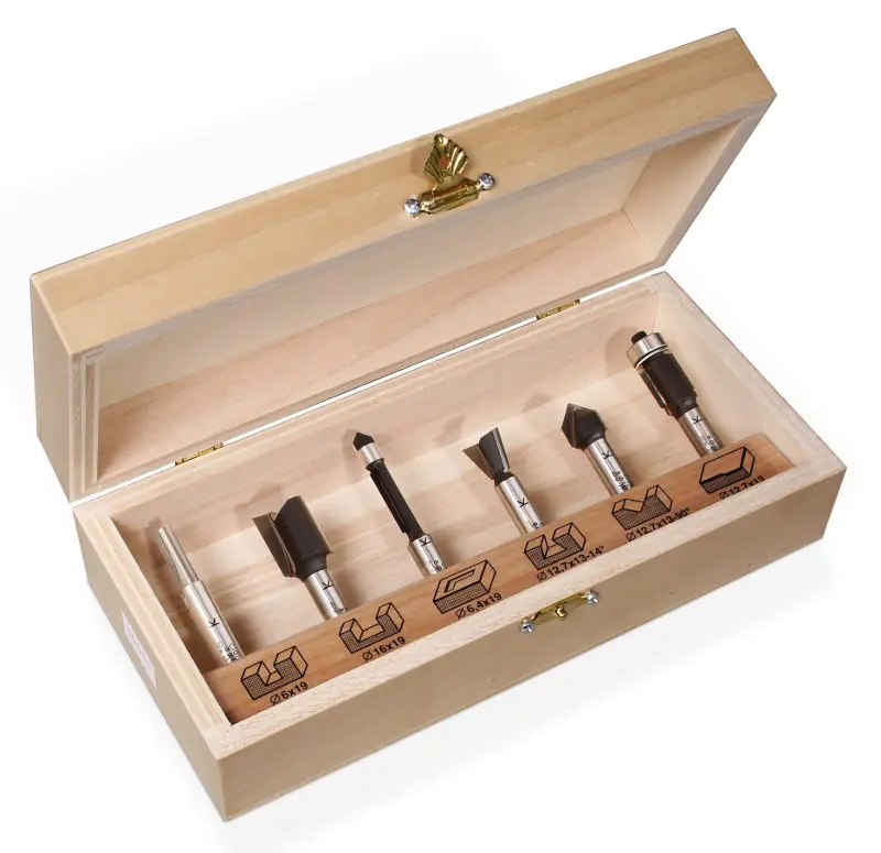 Ensemble de 6 Fraises (Coffret de Base) dans une Boîte en Bois Contenant: Fraise Droite 6 mm / Fraise droite 16 mm / Fraise à Copier 6.4 mm / Fraise à Queue d'Aronde 12.7 mm / Fraise à Rainure en V 12.7 mm / Fraise à Affleurer 12.7 mm KLEIN