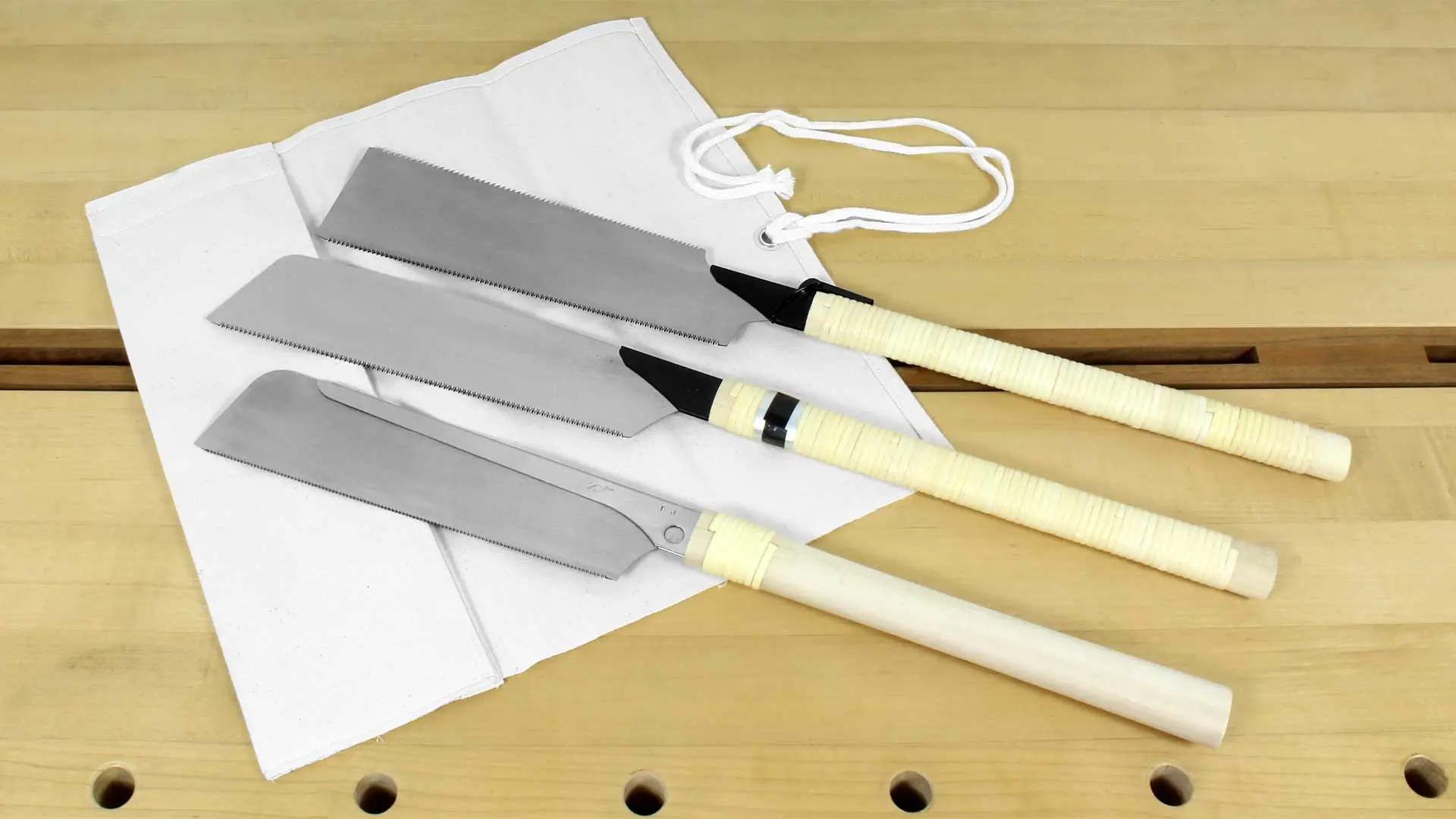 Coffret Standard de 3 Scies Japonaises avec 1 Dozuki super fine (309325), 1 Ryoba (309310), 1 Kataba (30 9300) et 1 gaine en toile (309858)
