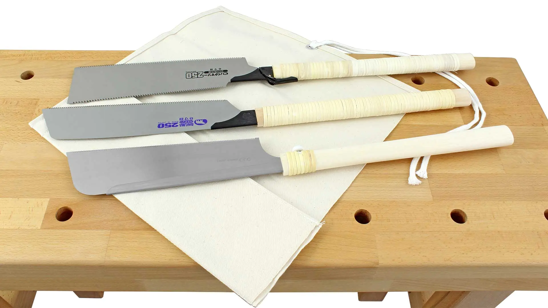 Coffret de 3 Scies Jap. Ryoba 309310 - Dozuki 312028 - Kataba 309300 - Gaine en toile 309858 Coffret de 3 Scies Jap. Ryoba 309310 - Dozuki 312028 - Kataba 309300 - Gaine en toile 309858