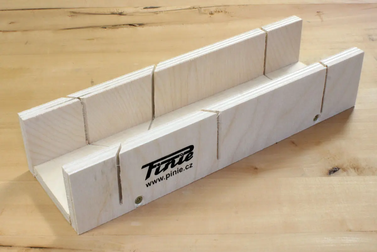 Boîte à Onglets Fond en hêtre, parois latérales en MDF 250x57x40mm PINIE
