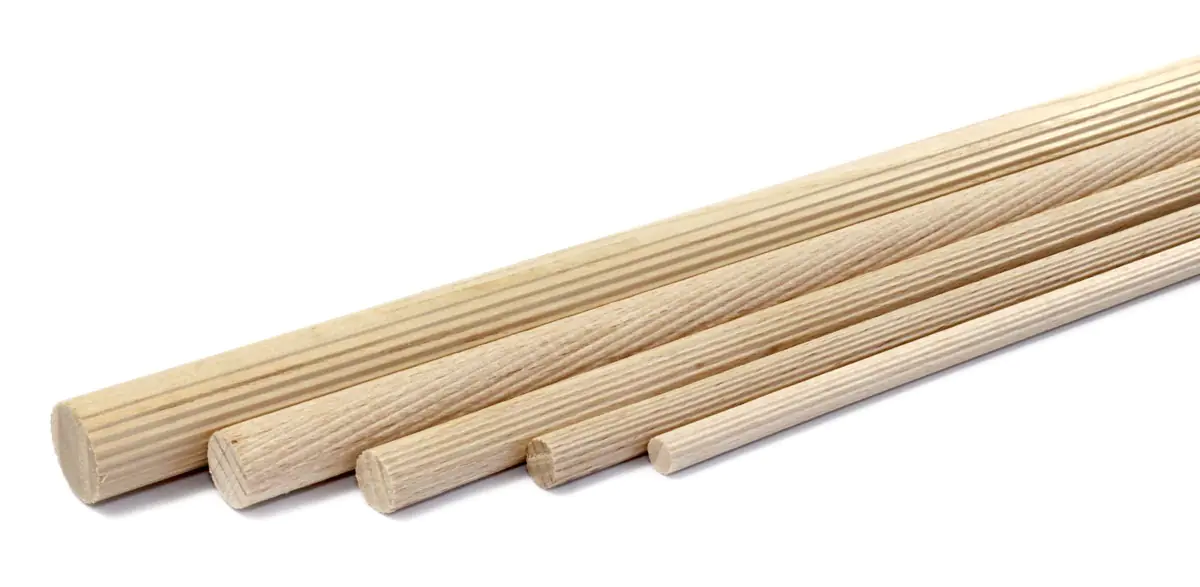 Bâton rond en bois de hêtre, surface cannelée
