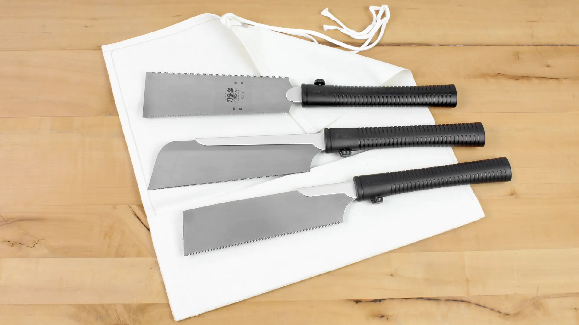 Coffret: Dozuki DUO court N°312036 - Ryoba court N°312098 - Kataba court N°312040 - Sac en toile N.309858 Coffret: Dozuki DUO court N°312036 - Ryoba court N°312098 - Kataba court N°312040 - Sac en toile N.309858