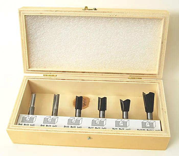 Ensemble de 6 Fraises (Coffret Mixte 2) dans une Boîte en Bois Contenant: Fraises Droites 6-8-10-12 mm et Fraises à Queue D'Aronde 16mm/7° et 19.05mm/7° KLEIN