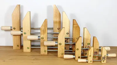 Serre-Joint à Main en Bois Longueur des Mâchoires 4 po. (102 mm) Ouverture 2-1/4 po (57 mm) Profondeur de Gorge 2 po. (51 mm) DUBUQUE Serre-Joint à Main en Bois Longueur des Mâchoires 4 po. (102 mm) Ouverture 2-1/4 po (57 mm) Profondeur de Gorge 2 po. (51 mm) DUBUQUE
