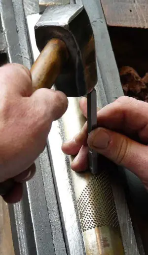 3) Le martelage à la main : un savoir-faire unique