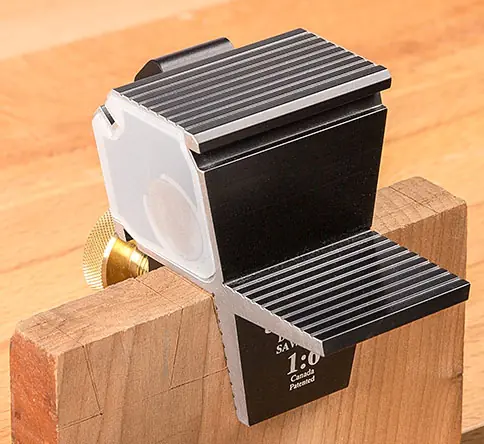 Guide de scie pour queues d'aronde par VERITAS Guide de scie pour queues d'aronde par VERITAS