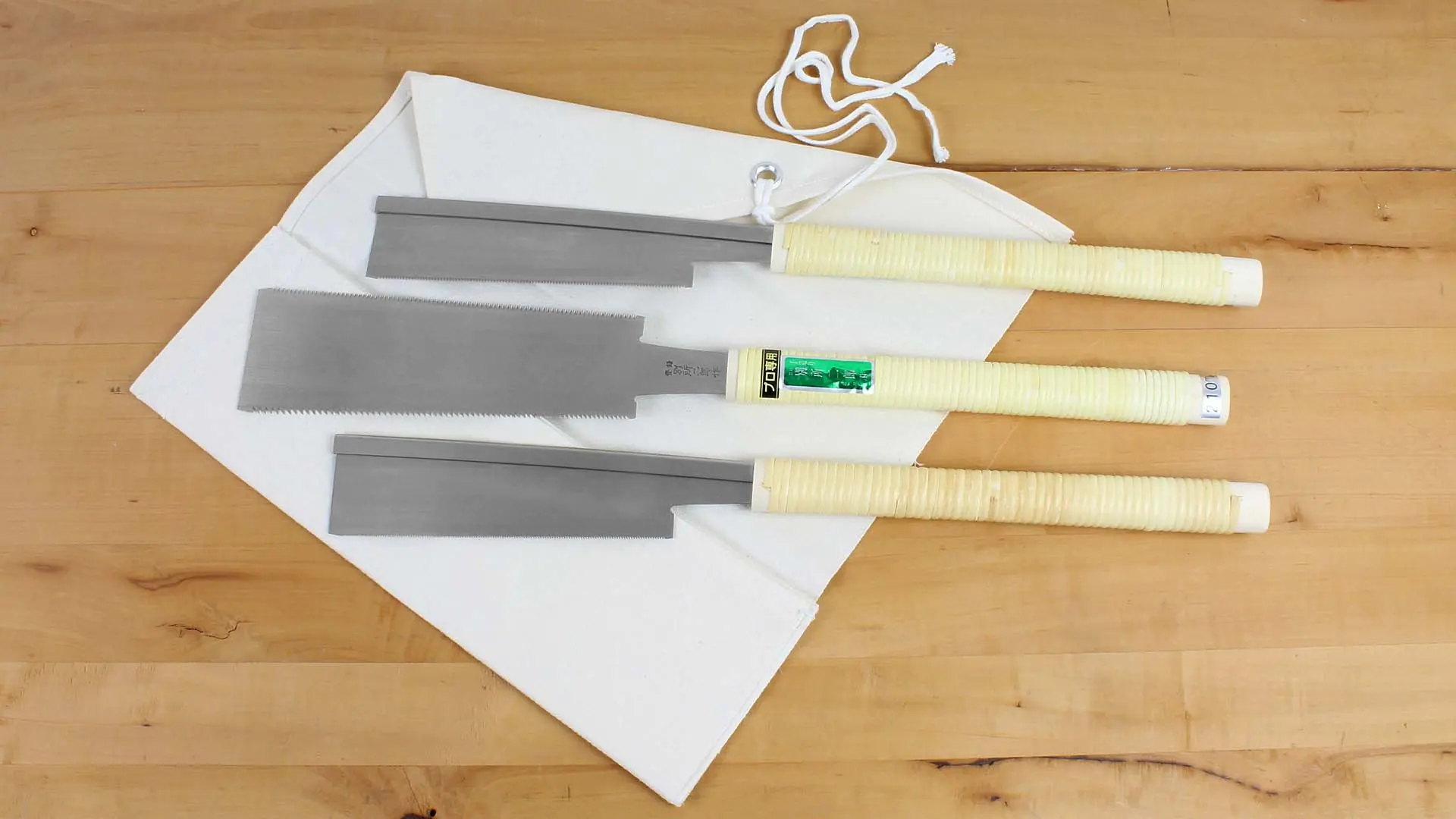 Ensemble de Scies Japonaises Traditionnelles: Ryoba 312057 Dozuki Transversale 312060 - Dozuki Longitudinale 312061 - Sac 309858 Ensemble de Scies Japonaises Traditionnelles: Ryoba 312057 Dozuki Transversale 312060 - Dozuki Longitudinale 312061 - Sac 309858